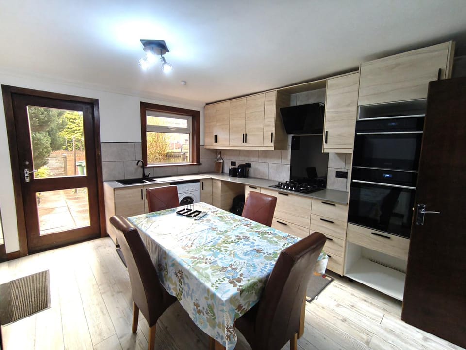 Pi-Garden house - 4 double bedrooms - Free optic fibre WIFI and parking House in Glasgow