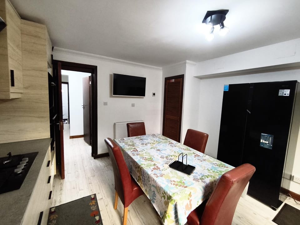 Pi-Garden house - 4 double bedrooms - Free optic fibre WIFI and parking House in Glasgow