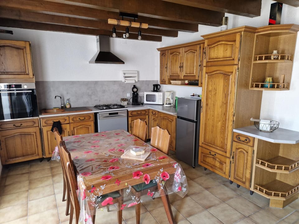 Coffee/tea facilities, Kitchen or kitchenette, Dining area, dishwasher, oven, stove, toaster