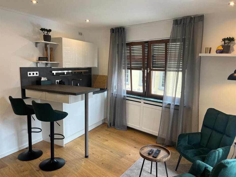 Kitchen or kitchenette, Seating area, Dining area, kitchen
