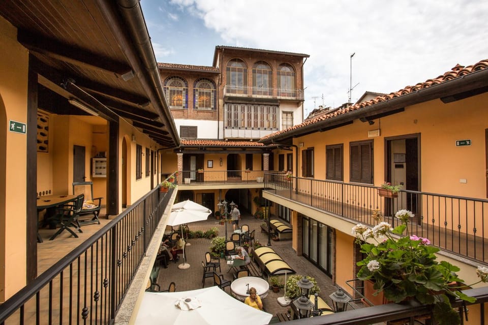 Property building, Facade/entrance, Balcony/Terrace, Landmark view, Street view