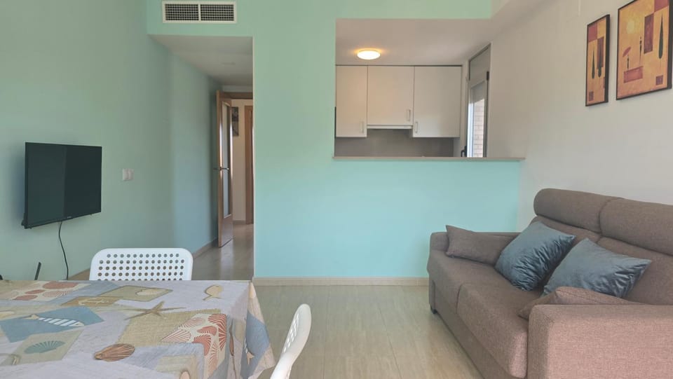 Communal lounge/ TV room, Bed, TV and multimedia, Living room, Seating area, air conditioner