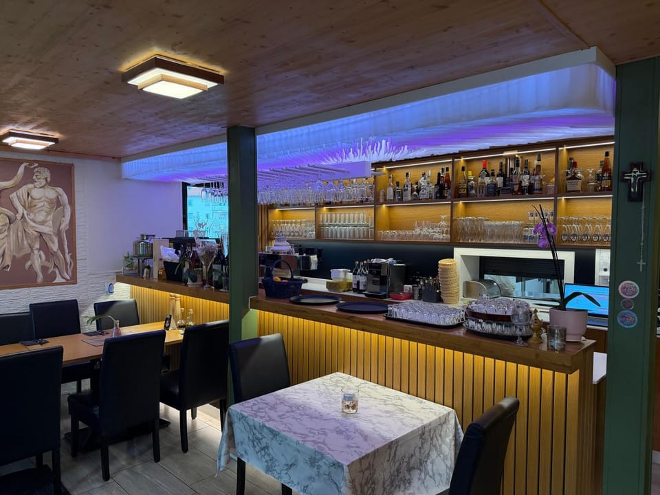 Restaurant/places to eat, Restaurant/places to eat, Banquet/Function facilities