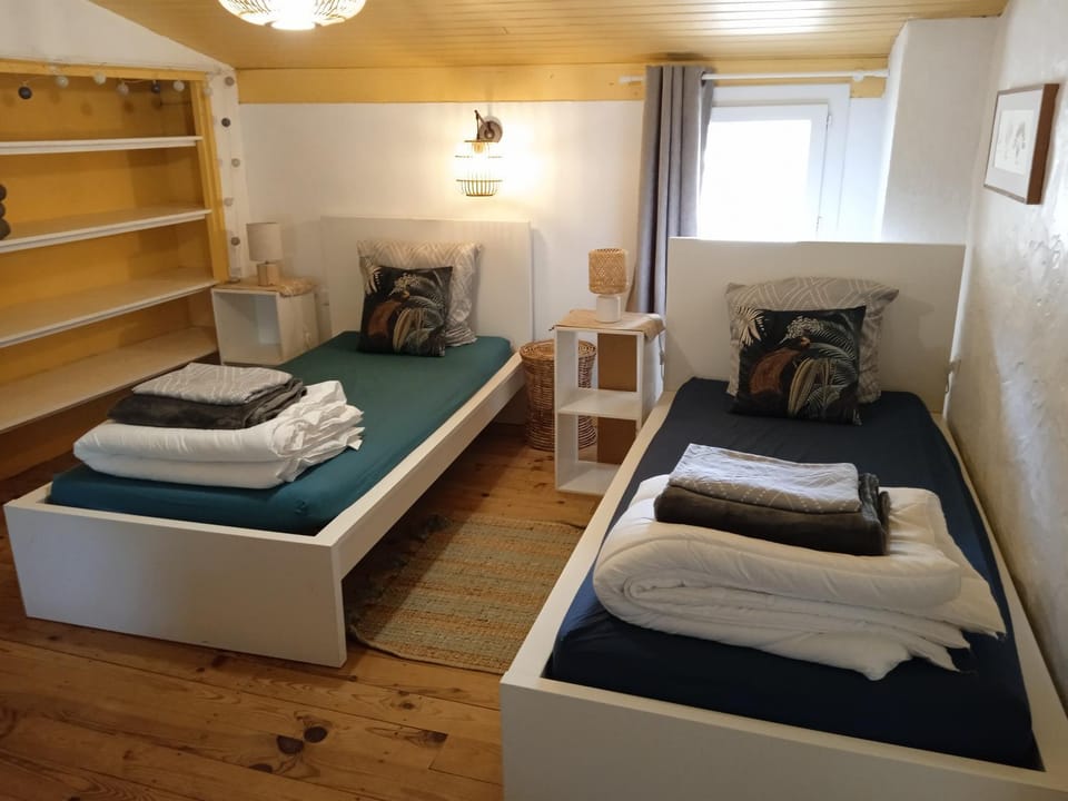 Property building, Bed, Bedroom