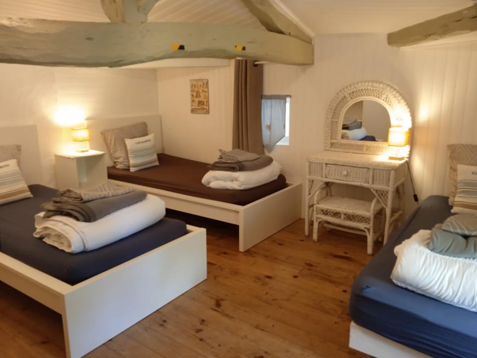 Property building, Bed, Bedroom