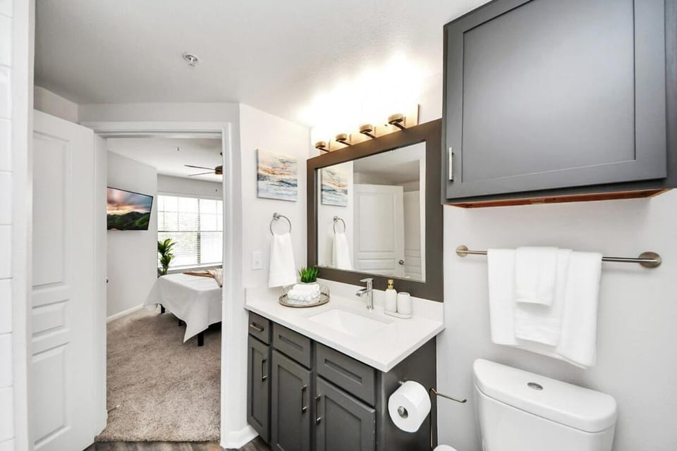 Santorini - 2BR - NRG - Med Center - Pool - Gym - Sleep 6 Apartment in Harris County