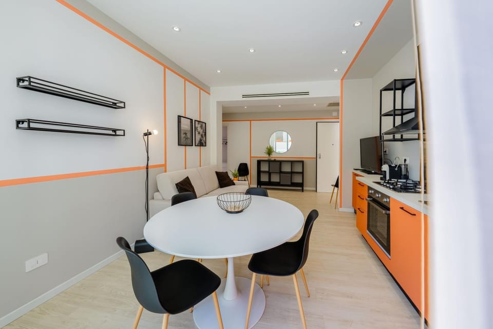 Kitchen or kitchenette, Living room, Seating area, Dining area, oven