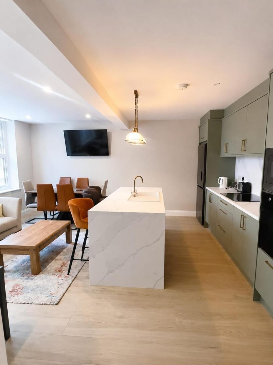 Spacious 7-Bedroom Townhouse in Heart of Thurles House in Co. Tipperary, Ireland