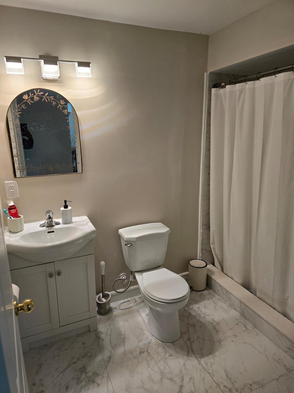Cozy 2BR Basement apartment Apartment in Bowmanville