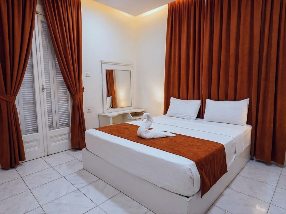 Bed, Photo of the whole room, towels