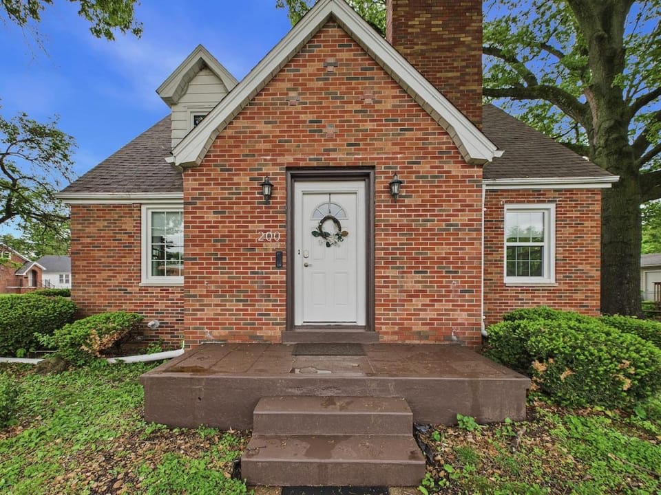 Brick B&B - 3Bed 2Full Bath! Downtown Edwardsville House in Illinois