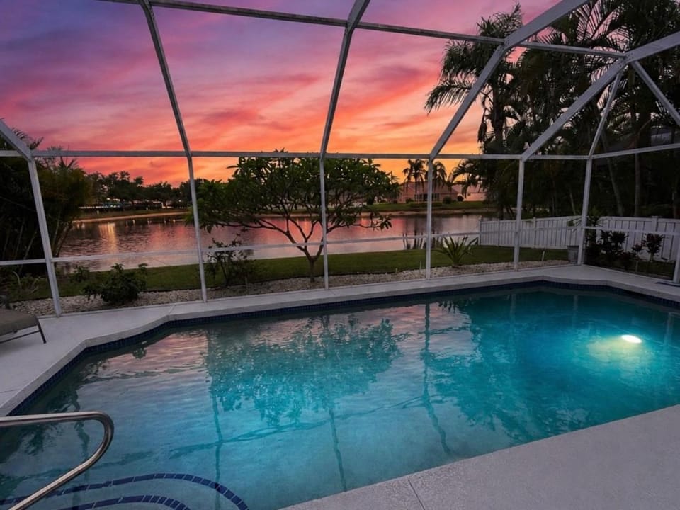 Modern Coastal Retreat Near Beaches, IMG Academy Villa in Bradenton