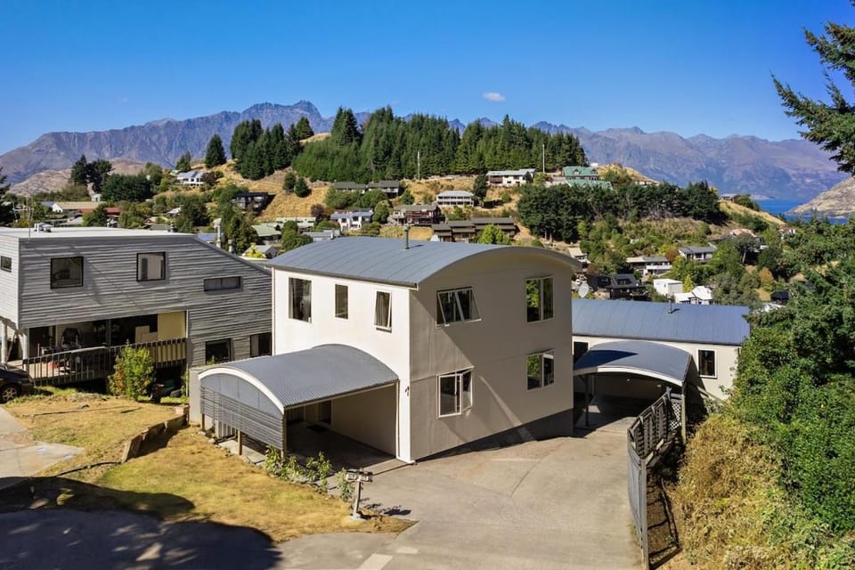 Sleek Alpine 4BR Panoramic Queenstown Views House in Queenstown