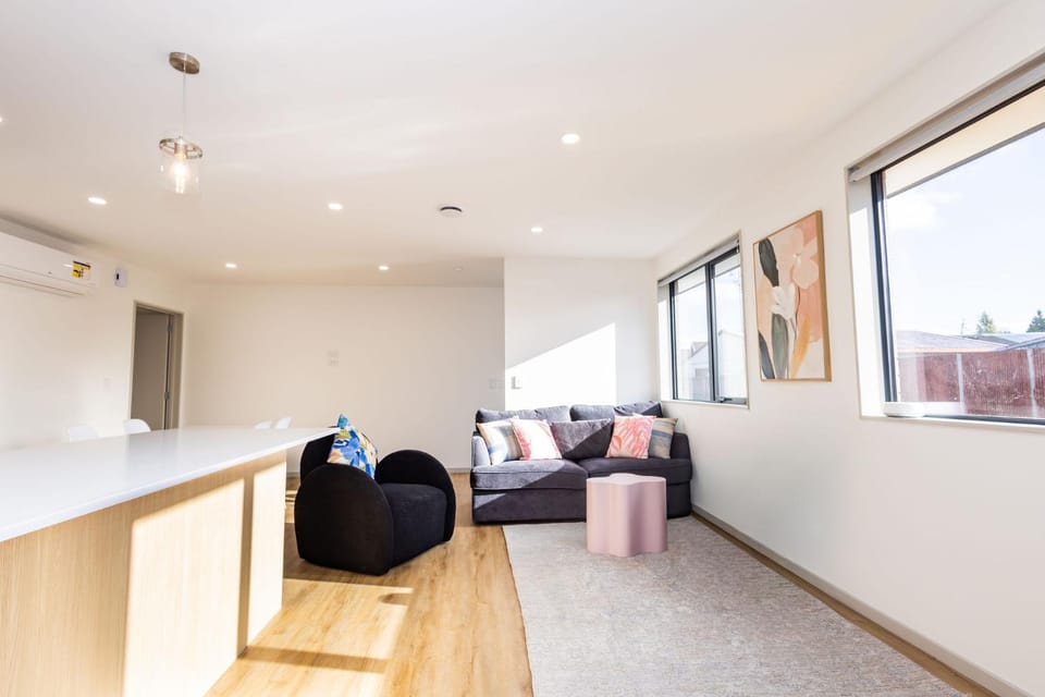 Spacious Hornby Stay 3BR Sleeps 8 Garage House in Christchurch