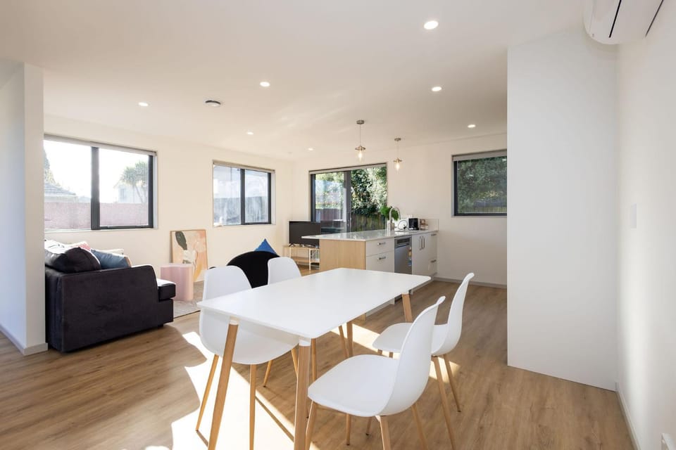 Spacious Hornby Stay 3BR Sleeps 8 Garage House in Christchurch