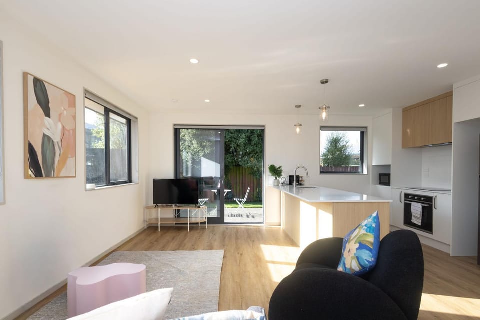 Spacious Hornby Stay 3BR Sleeps 8 Garage House in Christchurch