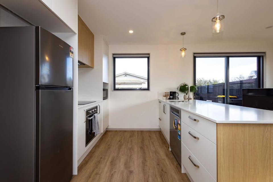 Spacious Hornby Home Sleeps 8 Garage & Yard Apartment in Christchurch