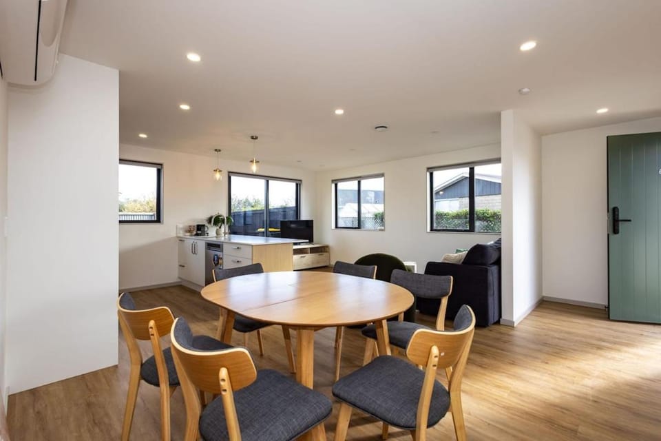 Spacious Hornby Home Sleeps 8 Garage & Yard Apartment in Christchurch