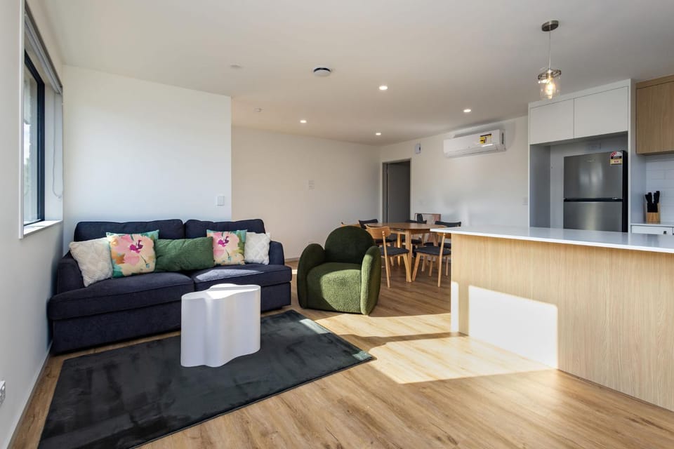 Spacious Hornby Home Sleeps 8 Garage & Yard Apartment in Christchurch