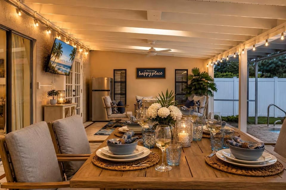 TV and multimedia, Seating area, Dining area