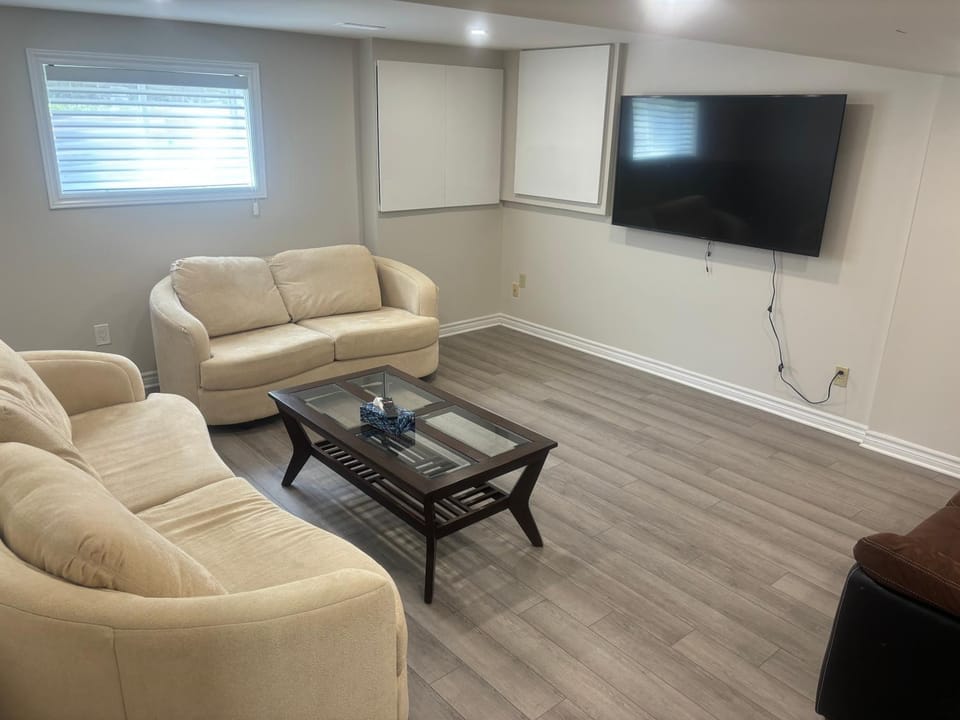TV and multimedia, Living room, Seating area, Evening entertainment