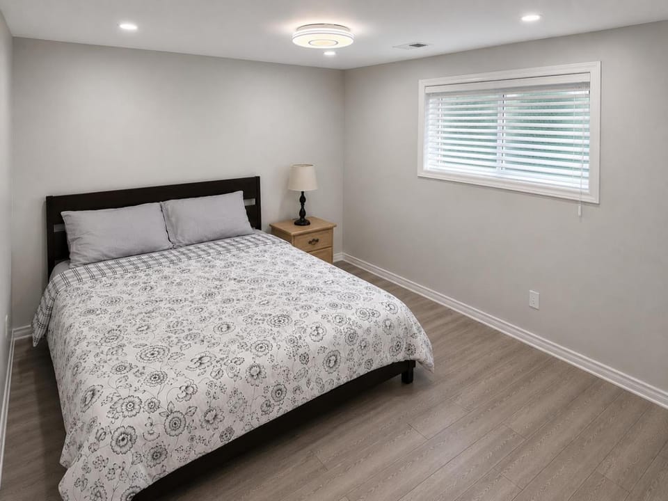Newly Renovated 2BR Walkout Suite in the Heart of Kanata Ottawa Bed and Breakfast in Ottawa