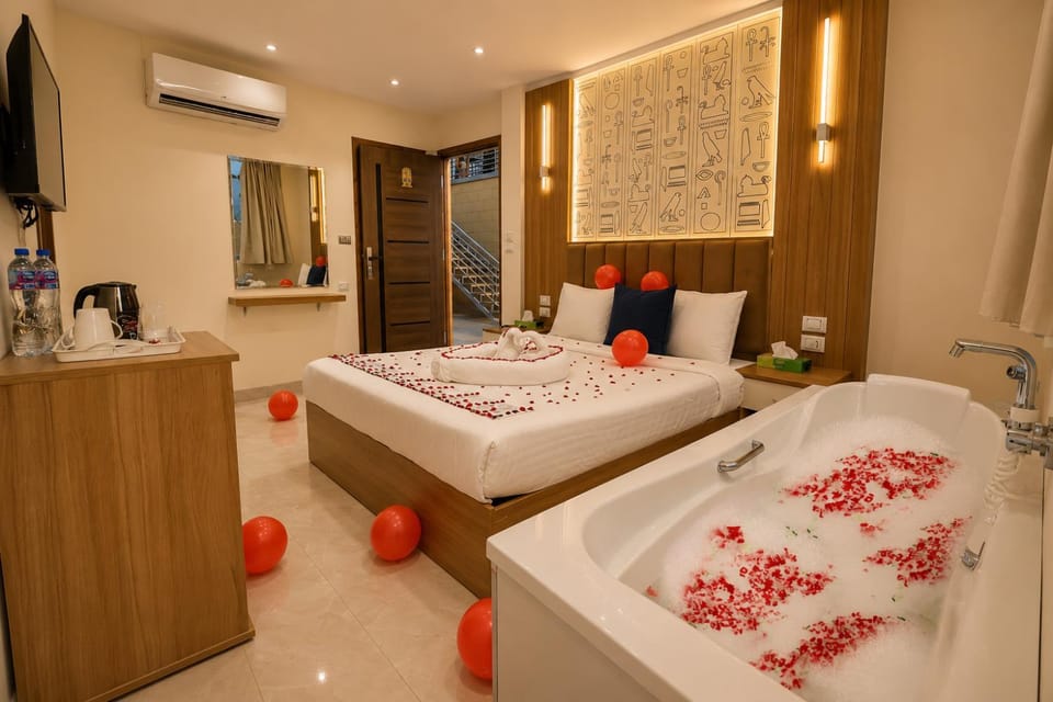 Bed, TV and multimedia, Photo of the whole room, Bedroom, towels, air conditioner