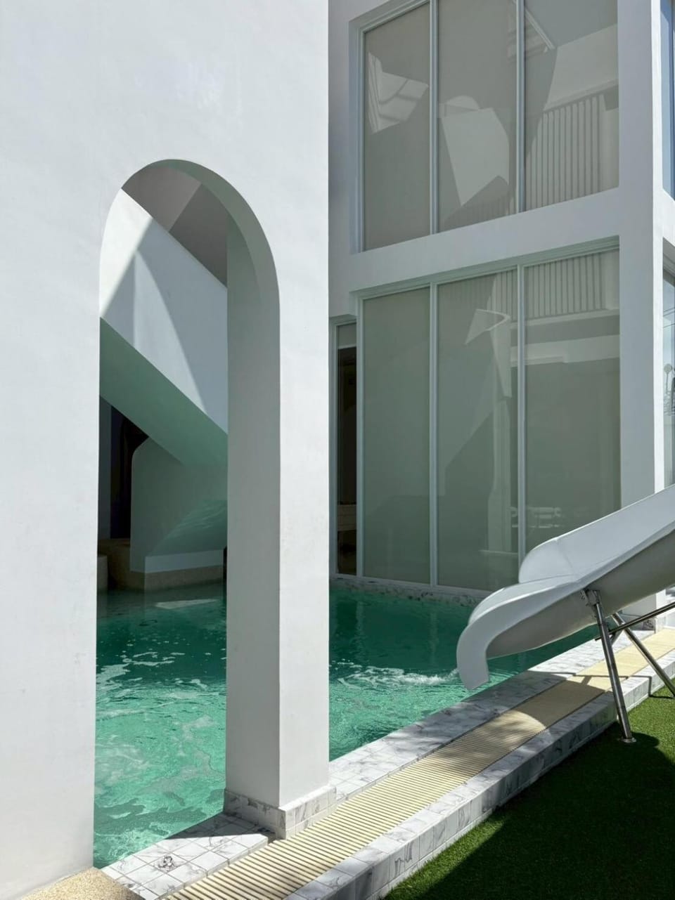 Day, Swimming pool
