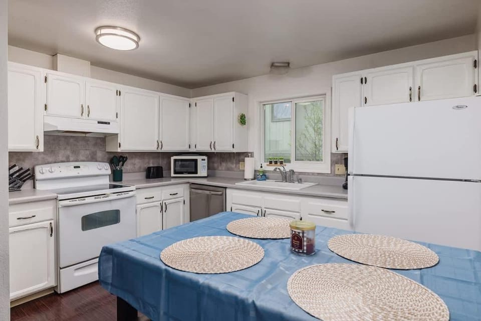Creekside Two-Bedroom Apartment Near Airport Apartment in Anchorage