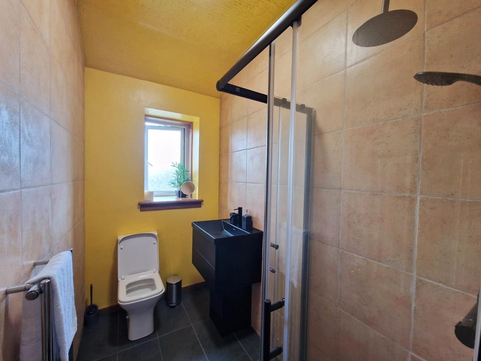 Bright & Spacious Central Apt Near City Centre Apartment in Inverness