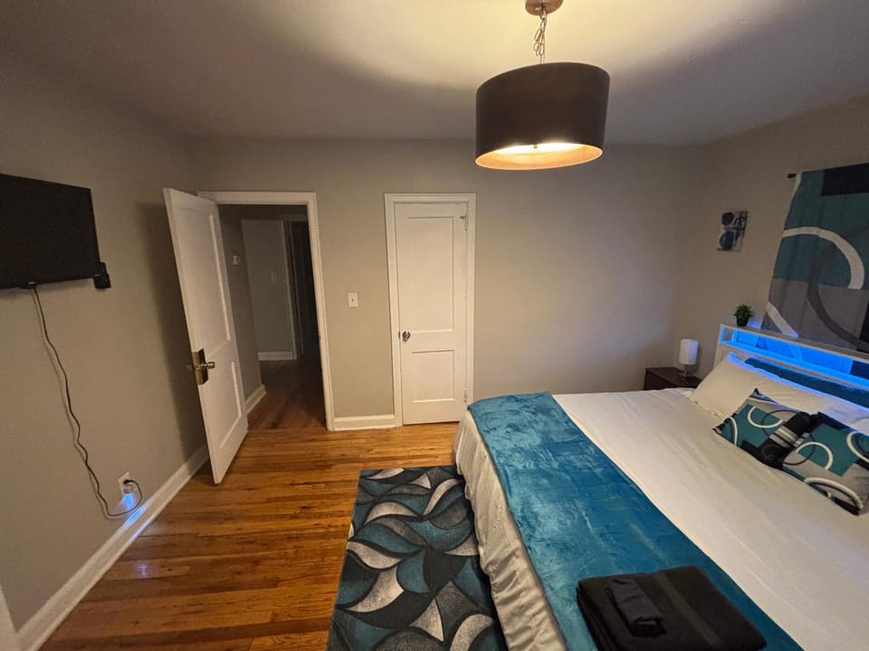 Bed, TV and multimedia, Photo of the whole room, Bedroom
