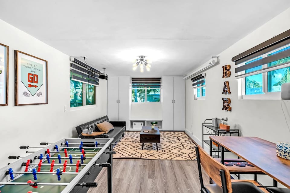 Sunny House With Pool - Spacious House in Hollywood