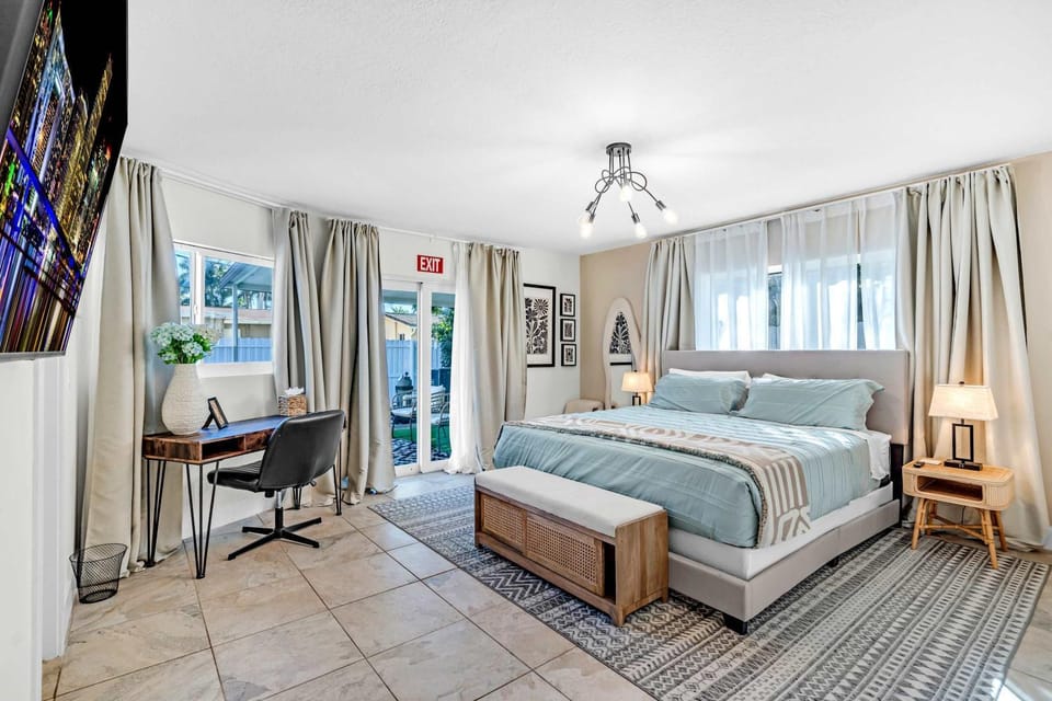 Sunny House With Pool - Spacious House in Hollywood