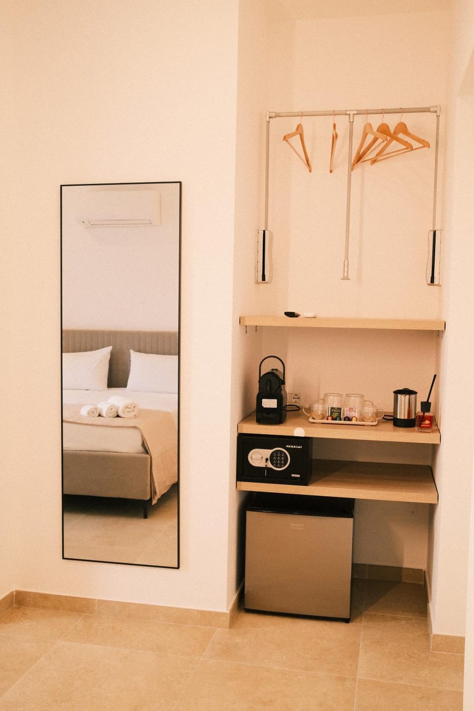 Bedroom, Drinks