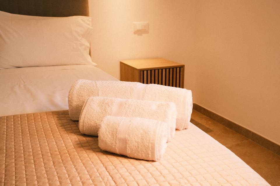 Bed, Bedroom, towels
