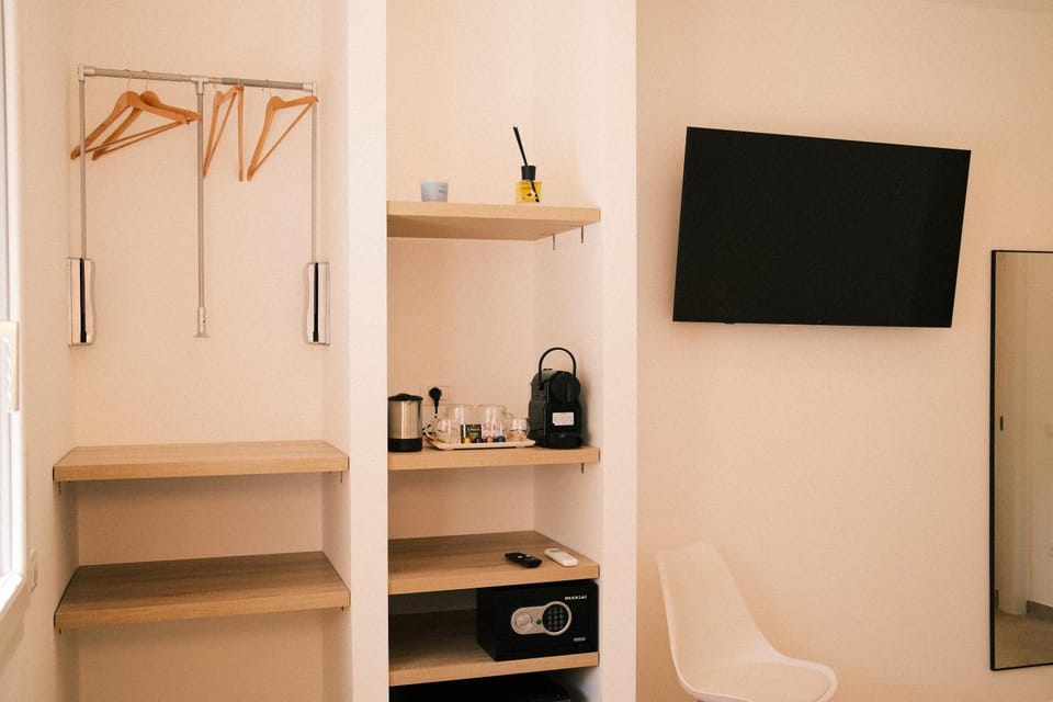 TV and multimedia, TV and multimedia, wardrobe