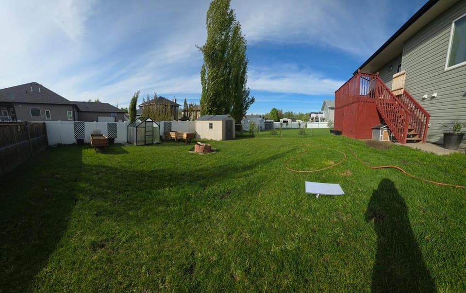 Sleep & Grill, 5BR, Huge Yard, Smoker, BBQ House in Alberta