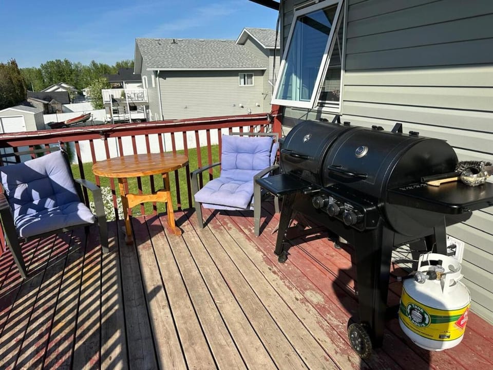 Sleep & Grill, 5BR, Huge Yard, Smoker, BBQ House in Alberta