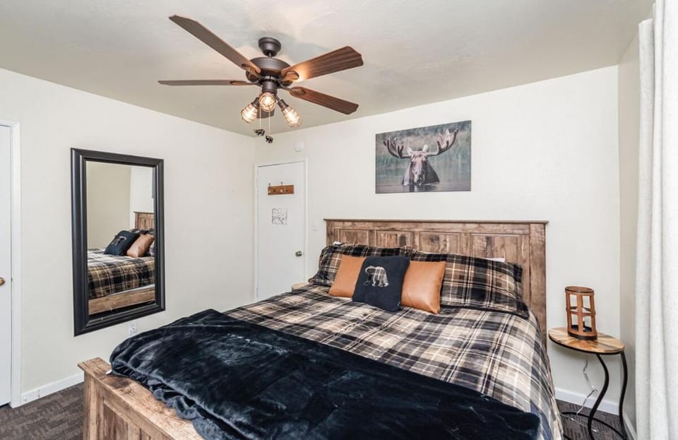Shores to Slopes Cozy Cabin 4BR w Game Loft, Walk to Lake, Spa Cabin in South Lake Tahoe