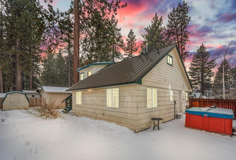Shores to Slopes Cozy Cabin 4BR w Game Loft, Walk to Lake, Spa Cabin in South Lake Tahoe