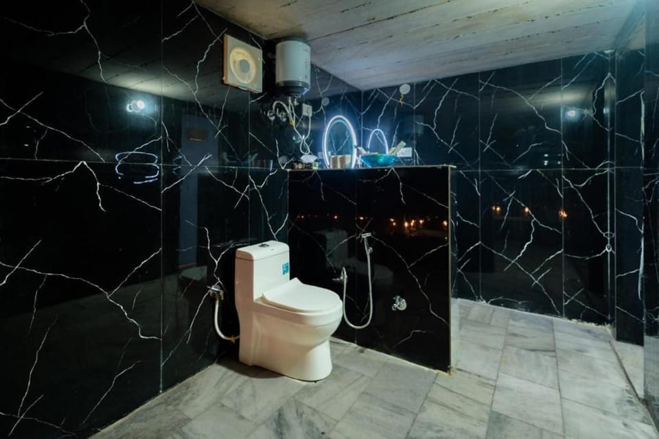 Toilet, Bathroom, towels