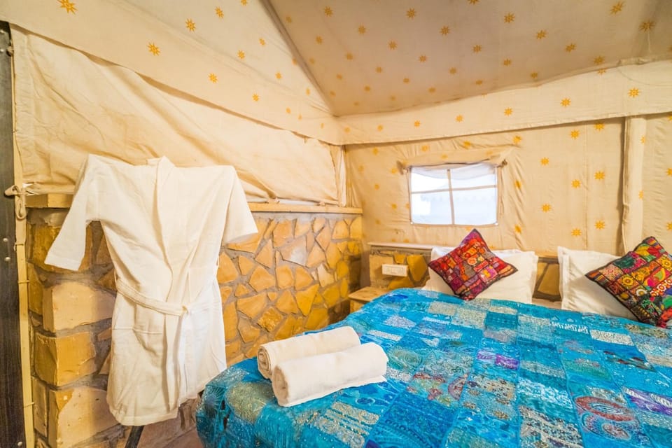 Bed, Bedroom, Pool view, Swimming pool, room service, towels