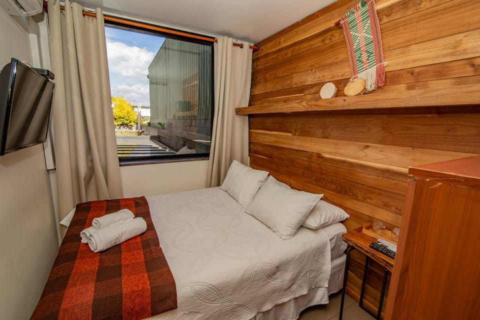 Bed, Bathroom, TV and multimedia, Photo of the whole room, Bedroom, towels, air conditioner