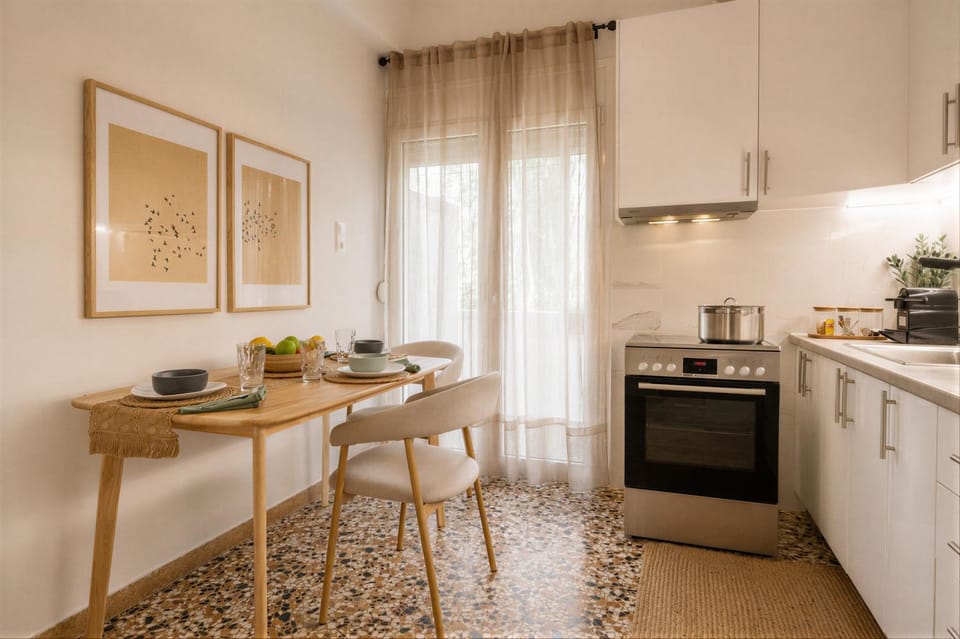 Coffee/tea facilities, Kitchen or kitchenette, Dining area, Food, kitchen