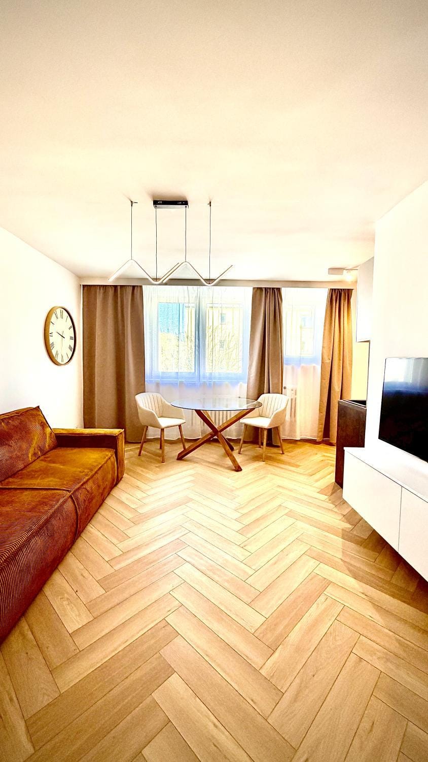Bed, TV and multimedia, Living room, Photo of the whole room, Seating area, Bedroom
