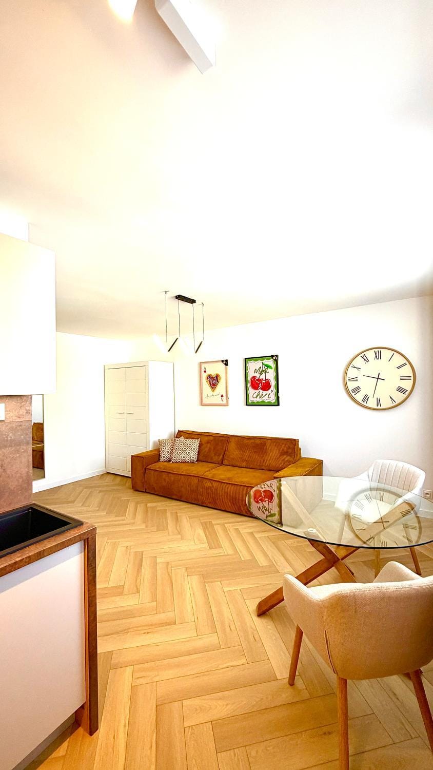 Bed, TV and multimedia, Living room, Photo of the whole room, Seating area