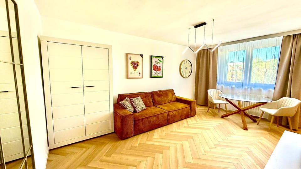 Bed, Living room, Photo of the whole room, Seating area, Bedroom