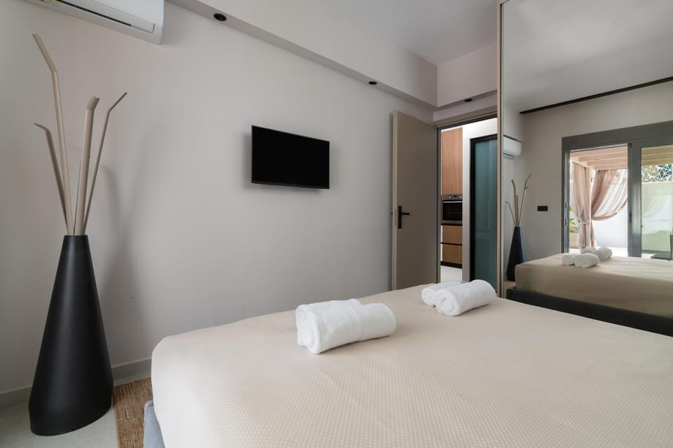 Bed, TV and multimedia, Bedroom, towels, air conditioner