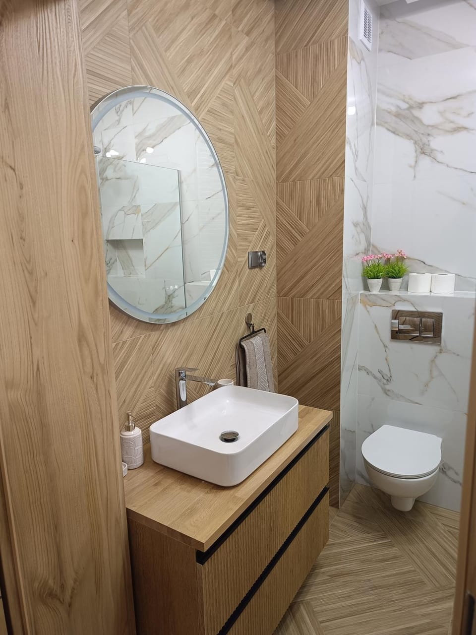 Toilet, Bathroom, towels
