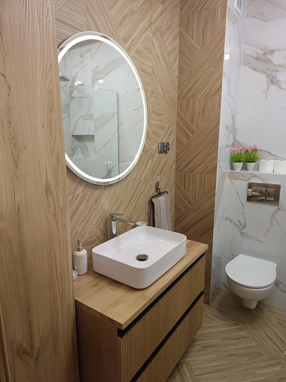 Shower, Toilet, Bathroom, towels